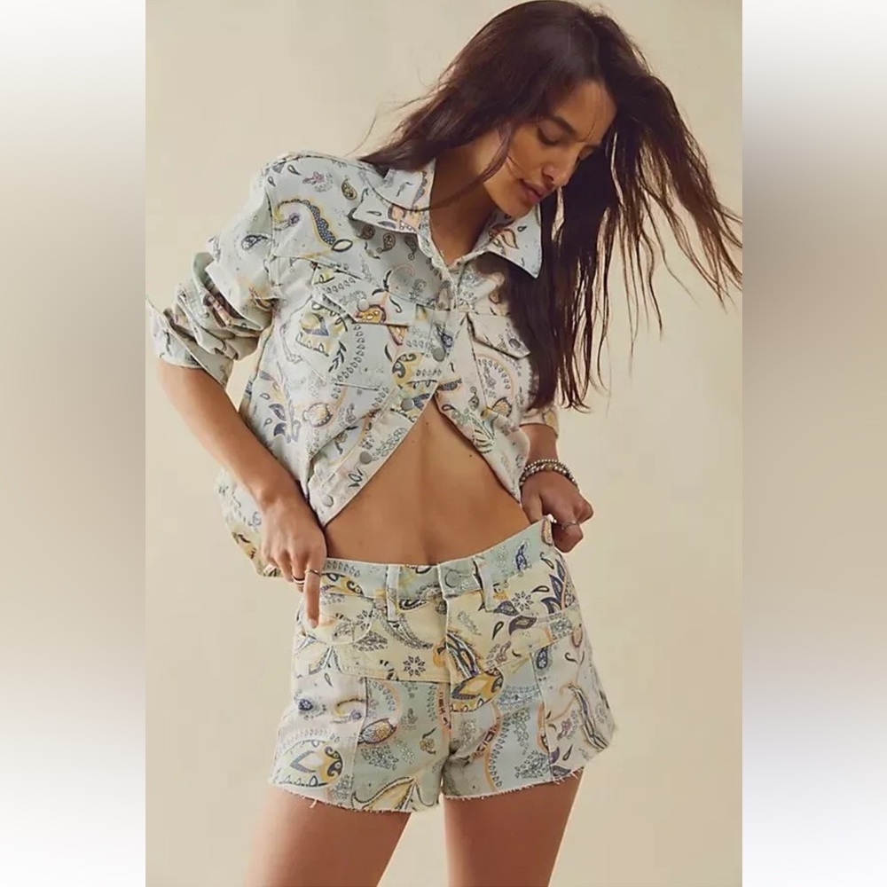 BLANK NYC FREE PEOPLE COMING THROUGH PAISLEY JEAN SHORTS